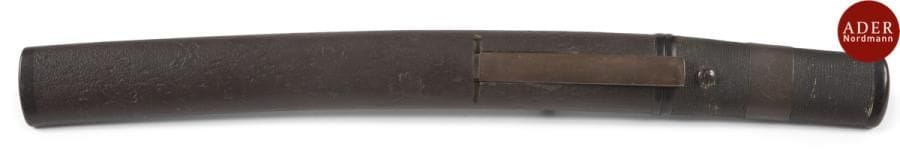 JAPON - XIXe siècle
O-tanto, hira zukuri, trempe effacée. Saya en laque brune à motif de pétales de cerisier. Non démonté. (Accidents à la trempe).
Nagasa : 26,8 cm