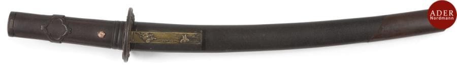 Shinshinto wakizashi, shinogi zukuri, hamon effacé, non démonté. (Traces de rouille).
Nagasa : 38 cm
Saya en laque brun noir.