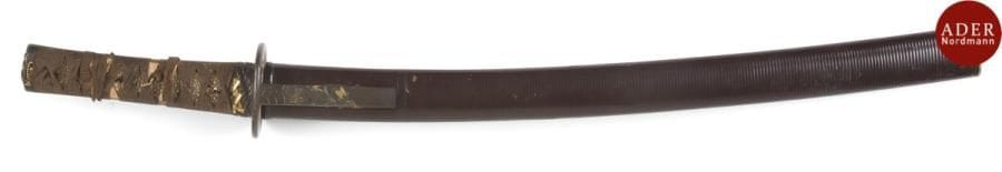 JAPON
Shinto wakizashi, shinogi zukuri, hamon suguha effacée, fusée percée d’un mekugi ana, signée Sadatsugu. Nagasa : 45 cm
Saya en laque noire, nadagaku gata en shibuichi à décor en taka zogan de cuivre doré d’un pêcheur de cormoran, signée Hidekuni.
Kozuka en shibuichi à décor en katakiri bori et incrusté de cuivre doré de Hotei.