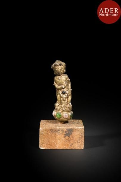 INDONÉSIE, Bali - XIXe siècle
Manche de kriss en cuivre doré en forme de grauda incrusté de cabochons de verre.
Hauteur : 14 cm