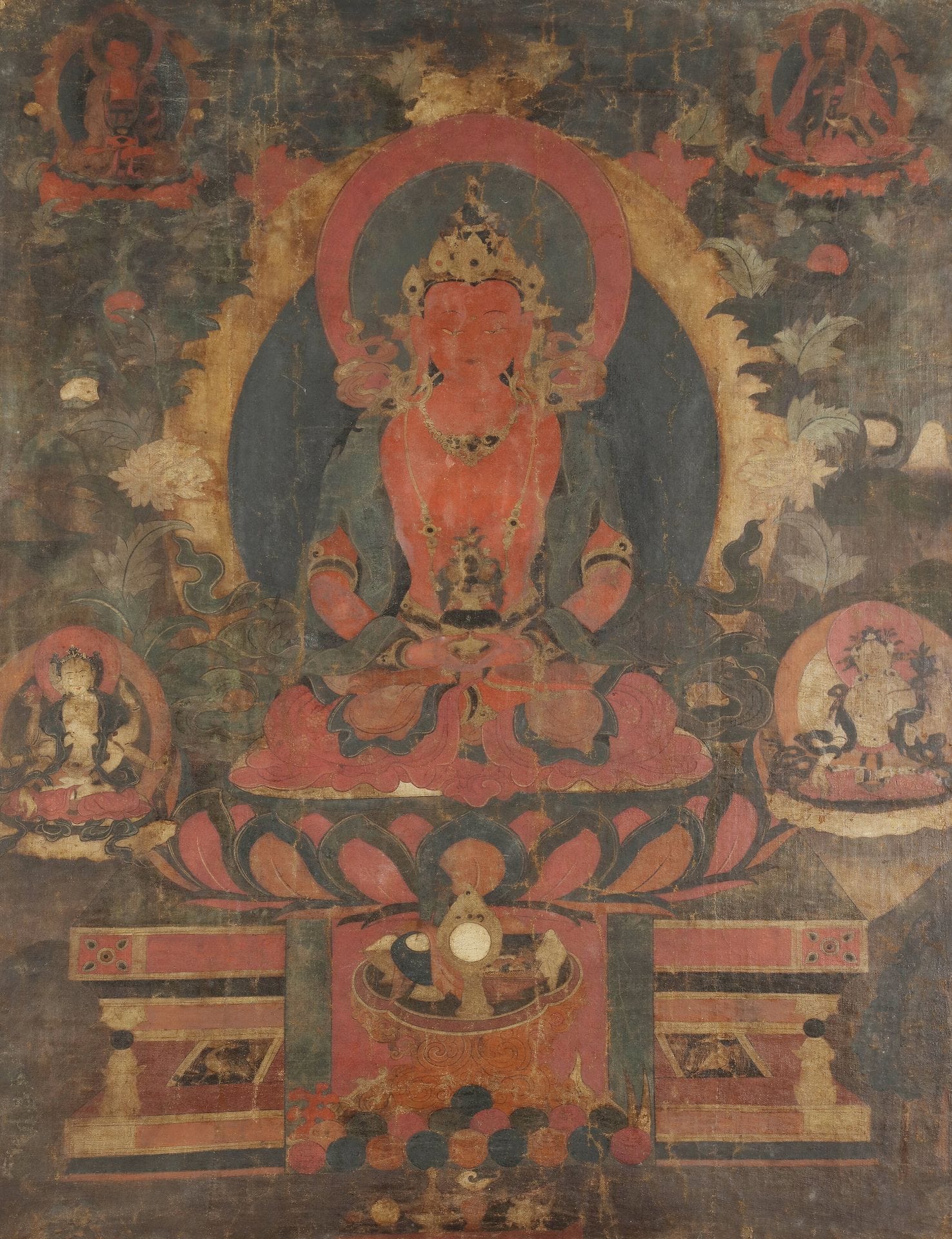 TIBET - XVIIe/XVIIIe siècle
Tangka, détrempe sur toile, au centre, Amitayus assis en padmasana sur un socle en forme de lotus, tenant dans ses mains le kalasa, devant lui sont posés des offrandes. Sa mandorle est ornée de feuilles, il est entouré de Tara blanche, Ushnishavijaya, Sakyamuni et Lama. (Accidents et restaurations).
Dimensions : 92 x 70 cm. Encadré.