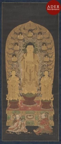 JAPON - Début XIXe siècle
Encre sur soie, Bouddha en centre, se tenant debout sur un lotus, faisant l’abhaya mudra de la main droite (geste de l’absence de crainte). entouré de deux boddhisattva. Derrière lui, une mandorle à motif de nuées dans laquelle se tiennent sept bouddha, et à ses pieds, les commanditaires de la peinture en prière. Au revers, une étiquette attestant  que la peinture a été réalisée par un moine du Senso-ji à Tokyo. (Manques, pliures, rayures). 
Monté en rouleau.
Dimensions : 92 x 39 cm