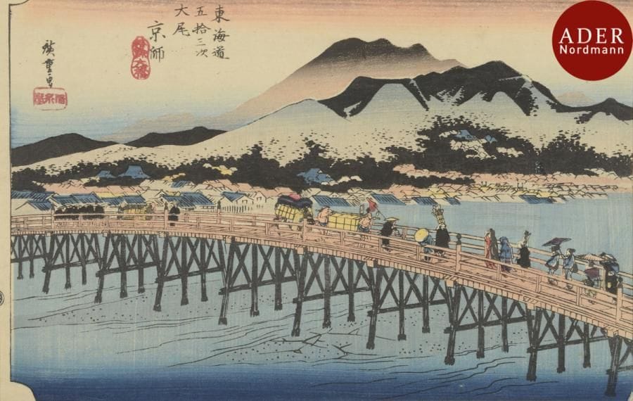 Utagawa Hiroshige (1797 - 1858)
Oban yoko-e, de la série Tokaido gojusan no uchi, Les cinquante-trois stations du Tokaido, station 55, Kyoto : le grand pont à Sanjô. Signé Hiroshige ga, v.1834, éditeur Takenouchi Magohachi, cachet de censeur kiwame.
Dimensions : 25,7 x 37 cm
Tirage similaire : Museum of Fine Arts, Boston, accession n°11.2076
On y joint un retirage meiji par Hiroshige, oban yoko-e de la série Edo kinko hakkei no uchi, Huit vues des environs d’Edo, averse de nuit dans le bois d’Azuma.