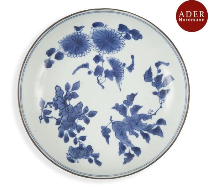 CHINE - XVIIIe siècle
Coupe en porcelaine décorée en bleu sous couverte de chrysanthèmes, pivoines et citrons digités. Marque apocryphe de Jiajing. (Bord cerclé de métal, petites égrenures).
Diamètre : 20,8 cm