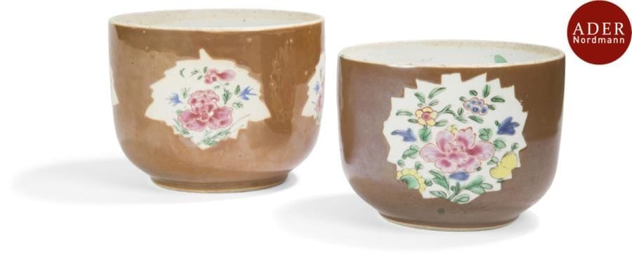 CHINE - XVIIIe siècle
Deux pots en porcelaine émaillée capucin et décorée en réserves en émaux polychromes de la famille rose de pivoines. (Fêlures).
Diamètre : 15 et 16 cm