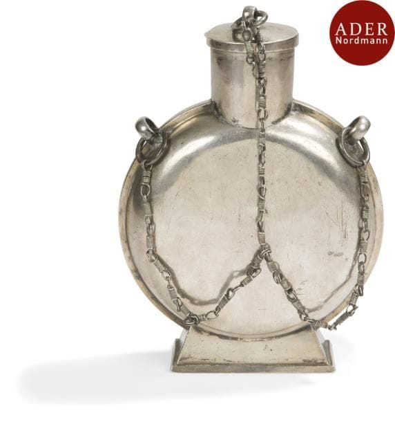 CHINE - Époque XIANFENG (1851 - 1861)
Gourde de pèlerin en métal, le couvercle tenu par une chaîne. Sur le talon la date de première année de l’empereur Xianfeng (1851).
Hauteur : 18,5 cm