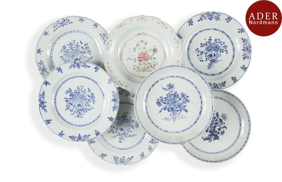 CHINE - XVIIIe siècle
Ensemble de sept assiettes en porcelaine dont six à motifs de bouquets en bleu sous couverte (deux creuses) et une à décor en émaux de la famille rose de fleurs. (Égrenures, fêlures).