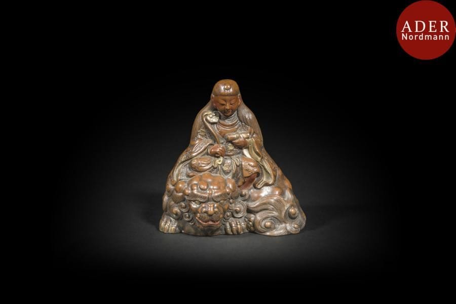 JAPON - Époque MEIJI (1868 - 1912)
Okimono en bronze à patine brune, Monju assise sur sa chimère et tenant un rouleau.
Hauteur : 8 cm
On y joint deux coupelles ovales en cuivre incrusté de shibuichi de Fugen sur son éléphant et bouvier avec son buffle.
Longueur : 12 cm
