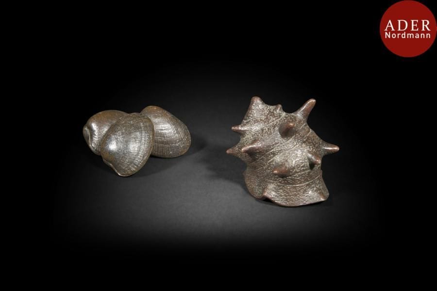 JAPON - Époque MEIJI (1868 - 1912)
Deux groupes en bronze à patine brune, trois coques accolées et coquille.
Hauteur : 4,5 et 6 cm