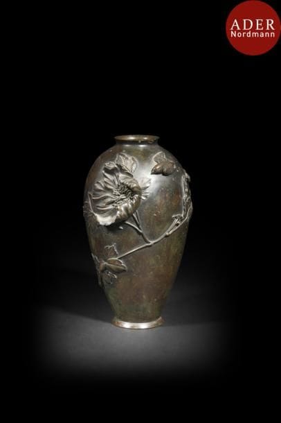 JAPON - Époque MEIJI (1868 - 1912)
Vase balustre en bronze à patine brune à décor ciselé en relief d’oiseaux volant parmi les fleurs d’hibiscus. Signé Yoshikane. (Petit défaut au bord).
Hauteur : 21 cm