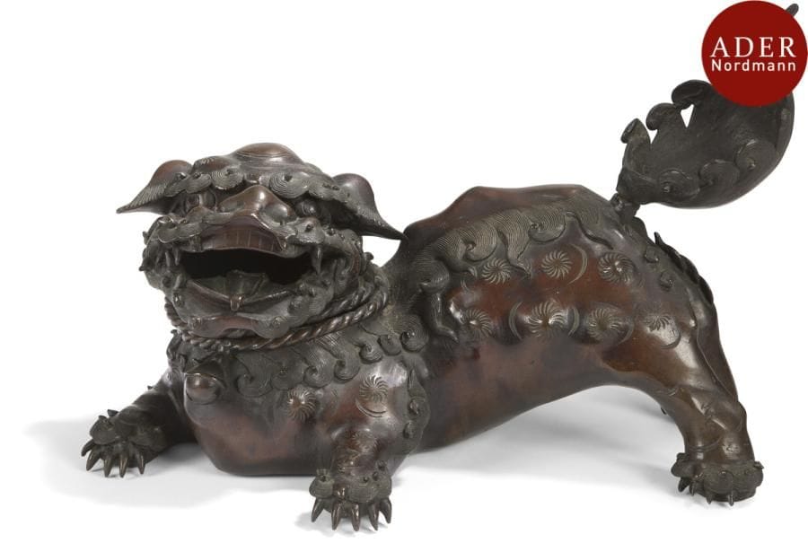 JAPON - XIXe siècle
Brûle-parfum en bronze à patine brun rouge, en forme de chimère assise sur ses pattes antérieures. La tête mobile formant couvercle. (Queue détachée).
Hauteur : 23 cm