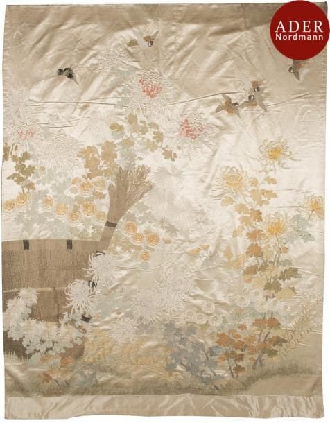 JAPON - XIXe siècle
Grande broderie sur fond de soie beige à décor de moineaux en vol au-dessus de fleurs bordant une haie. (Infimes petites usures de la soie). 
Dimensions : 198 x 154 cm