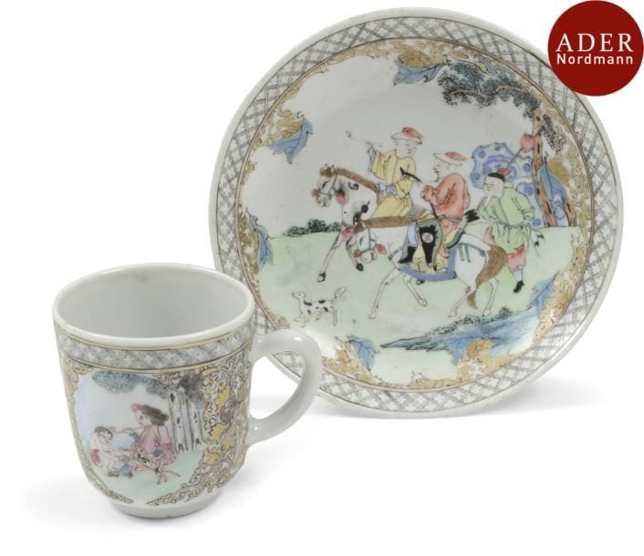 CHINE, Compagnie des Indes - 
Époque QIANLONG (1736 - 1795)
Tasse et soucoupe en porcelaine décorée en émaux polychromes de personnages européens sur la tasse et deux cavaliers sur la soucoupe. 
Diamètre tasse : 6 cm
Diamètre soucoupe : 13,5 cm