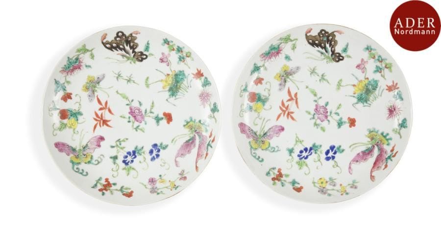 CHINE, Canton - XIXe siècle
Paire d’assiettes en porcelaine décorée en émaux polychromes de papillons volant parmi les fleurs de lotus et cucurbitacées.
Diamètre : 22 cm