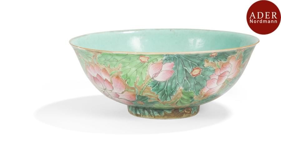 CHINE - Époque GUANGXU (1875 - 1908)
Bol en porcelaine émaillée polychrome à décor de fleurs de lotus dans leur feuillage et insectes. (Usures, égrenures).
Diamètre : 22,5 cm
Socle en bois.