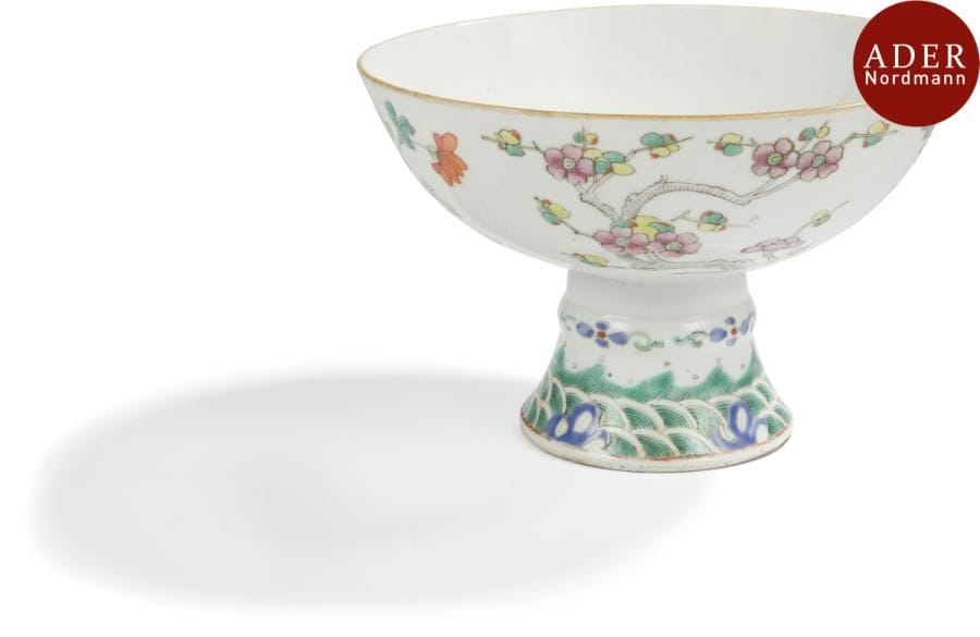 CHINE - XIXe siècle
Grande coupe sur piédouche en porcelaine décorée en émaux polychromes des fleurs des quatre saisons (cerisiers, chrysanthèmes, pivoines et lotus). (Fêlures).
Hauteur : 12,8 cm