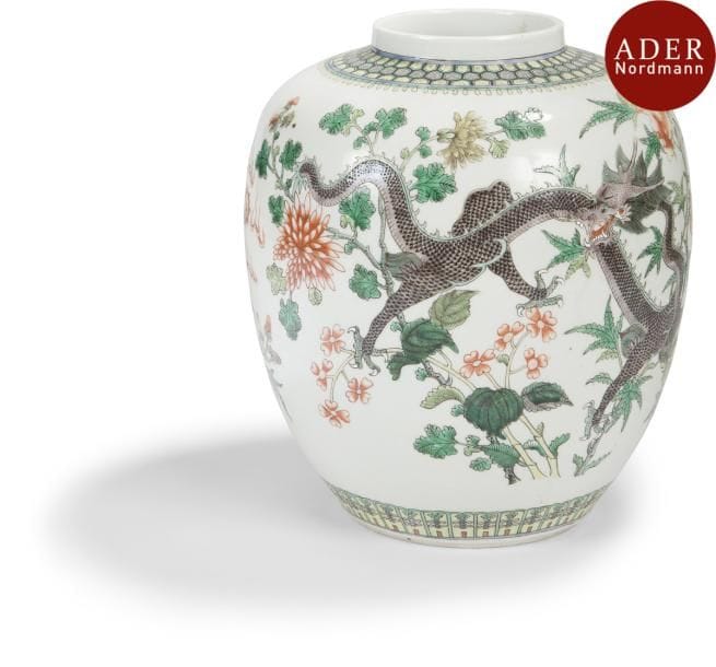 CHINE - Vers 1900
Pot à gingembre en porcelaine style famille verte à décor de dragon parmi les pivoines.
Marque apocryphe de Kangxi. (Fond percé rebouché). 
Hauteur : 28 cm