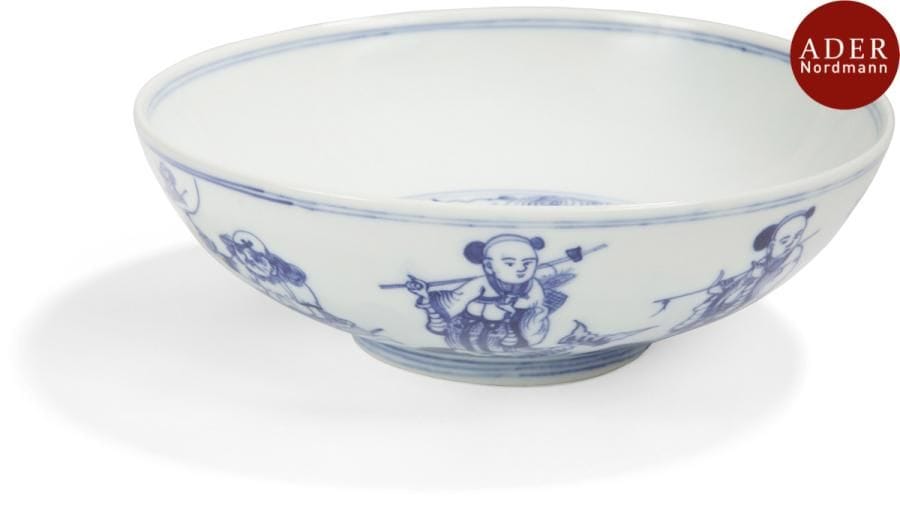 CHINE - XXe siècle
Bol en porcelaine décorée en bleu sous couverte de Shoulao et son cerf au centre, le bord extérieur orné des huit immortels taoïstes. Au revers, la marque apocryphe de Qianlong.
Diamètre : 22,3 cm