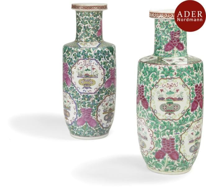 CHINE - XXe siècle
Deux vases rouleaux en porcelaine émaillée polychrome à décor de vases fleuris dans des médaillons sur fond de feuillages stylisés. Marque apocryphe Kangxi.
(Infimes égrenures au col de l’un).
Hauteur : 46,5 cm