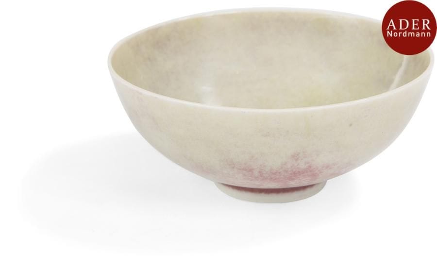 CHINE
Petite coupelle en porcelaine émaillée peau de pêche. Au revers, la marque apocryphe de Kangxi à six caractères. 
Diamètre : 9,3 cm