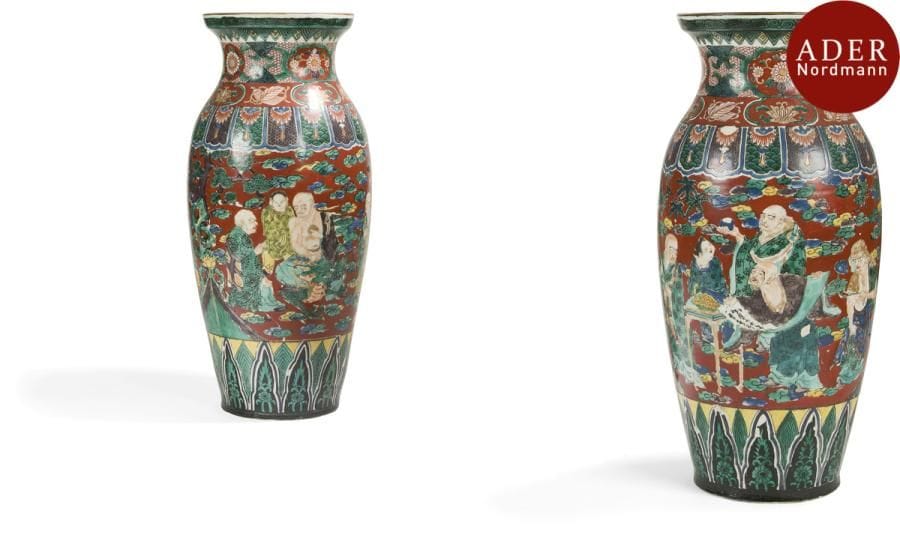 JAPON - Fours de Kutani - XIXe siècle
Paire de vases balustres à col évasé en porcelaine, à décor en émaux polychromes de rakan devisant parmi les pins et les nuées. Le col orné d’emblèmes bouddhiques et de fleurs dans des médaillons. Marque Fuku au-dessous.(Sauts d’émail)
Hauteur : 45,7 cm