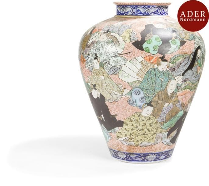 JAPON - Époque MEIJI (1868 - 1912)
Vase balustre en porcelaine émaillée polychrome à décor de poètes sur fond de chrysanthèmes. Les bords ornés d’une frise de fleurs stylisées en bleu sous couverte.
Hauteur : 52 cm