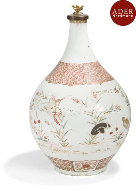 JAPON - Époque MEIJI (1868 - 1912)
Grand vase bouteille en porcelaine émaillée polychrome à décor de cailles parmi le millet. L’épaulement orné d’une frise de vagues. (Coupé).
Hauteur : 42 cm
Monté en lampe.