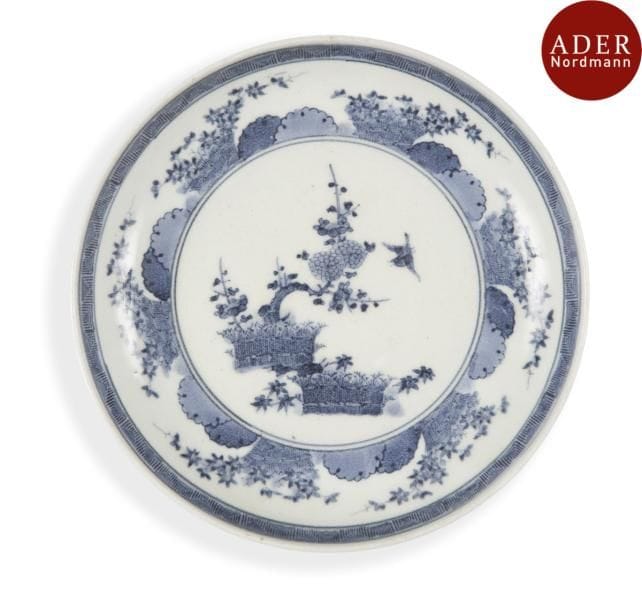 JAPON - Époque MEIJI (1868 - 1912)
Coupe en porcelaine décorée en bleu sous couverte de branches de cerisiers en fleurs au centre, au revers la marque apocryphe de Chenghua.
Diamètre : 19,6 cm