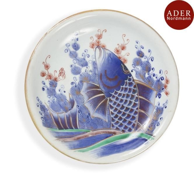 JAPON - Époque MEIJI (1868 - 1912)
Plat en porcelaine décorée en bleu sous couverte et émaux polychromes d’une carpe sortant des flots.
Diamètre : 29 cm