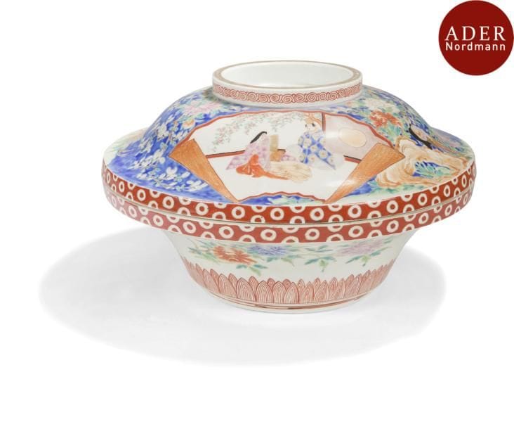 JAPON - XXe siècle
Grand bol couvert en porcelaine décorée en émaux polychromes d’insectes volant parmi les pivoines et réserves en forme d’éventail orné de couples sur fond bleu.
Diamètre : 37 cm