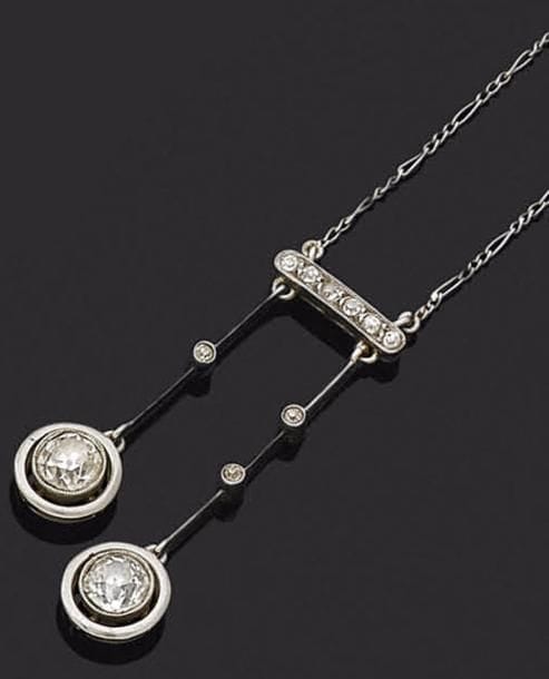 Collier négligé en platine et en or gris 18K (750‰), serti de diamants de taille ancienne.
Poids brut : 5,8 g