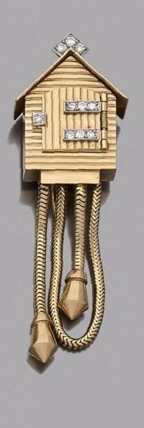 HOROVITZ (Alexandrie)
Montre-clip de corsage en or 18K (750‰) en forme de coucou suisse, agrémentée de diamants, mouvement mécanique. Signée.
Travail des années 1950.
Hauteur : 6,5 cm environ. Poids brut : 24,2 g