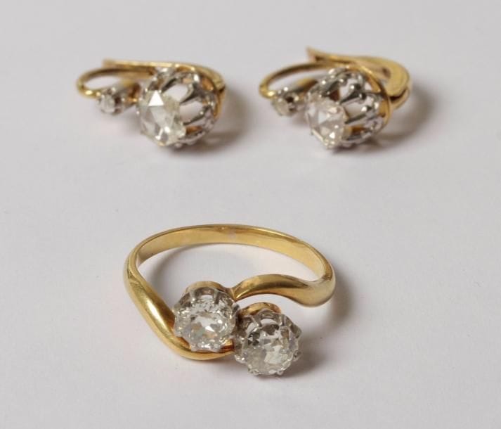Lot de bijoux en or 18K (750‰) comprenant : une bague toi et moi sertie de diamants de taille ancienne, une paire de boucles d’oreilles dormeuses ornées chacune d’un diamant taillé en rose.
Tour de doigt : 51. Poids brut : 6,5 g
(égrisures, chocs)