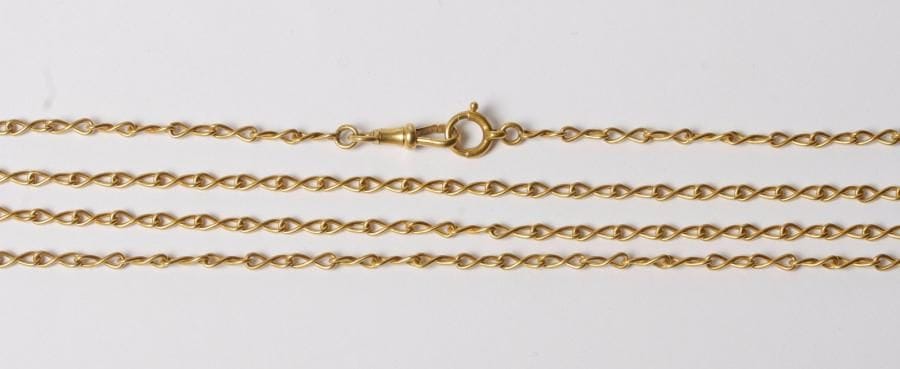 Sautoir en or jaune 18K (750‰) articulé de maillons en 8.
Travail français du début du XXe siècle.
Longueur : 152 cm environ. Poids : 33,8 g
