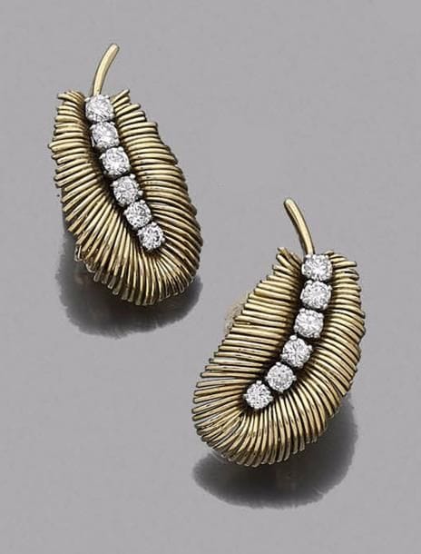 BOUCHERON
Paire de motifs d’oreilles plumes en fils d’or 18K (750‰), la nervure soulignée de diamants. Signés et numérotés. Dans leur écrin.
Hauteur : 3 cm environ. Poids brut : 15,2 g