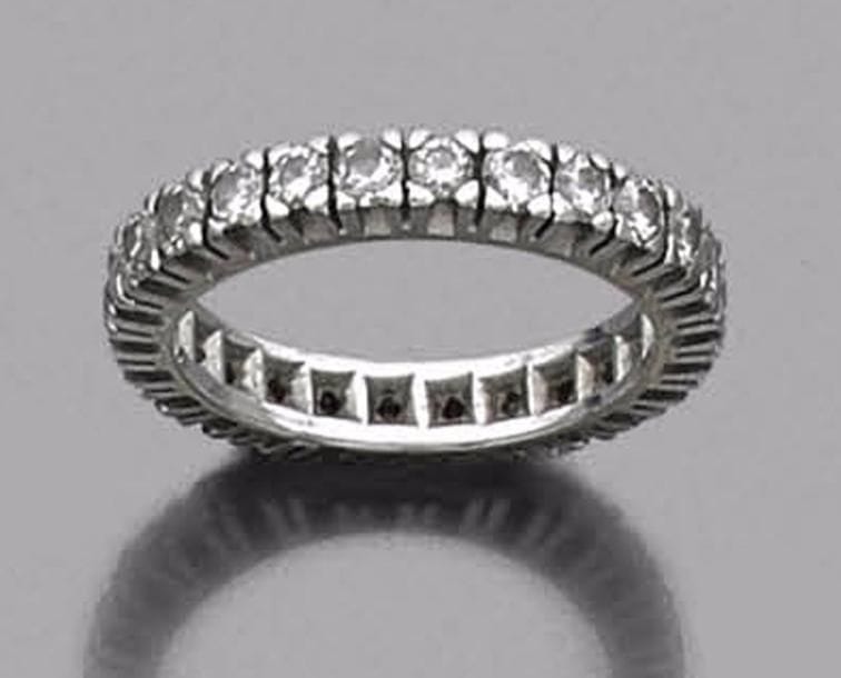 Alliance en or gris 18K (750‰) entièrement sertie de diamants.
Tour de doigt : 58. Poids brut : 3,2 g