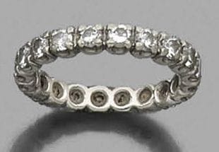 Alliance en or 18K (750‰), entièrement sertie de diamants.
Tour de doigt : 51. Poids brut : 3,3 g