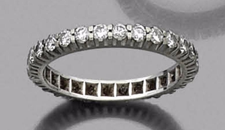 Alliance en or gris 18K (750‰), entièrement sertie de diamants.
Tour de doigt : 55/56. Poids brut : 4,8 g
(égrisures)