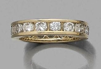 Alliance en or jaune 18K (750‰), entièrement sertie de diamants.
Tour de doigt : 50. Poids brut : 5,5 g