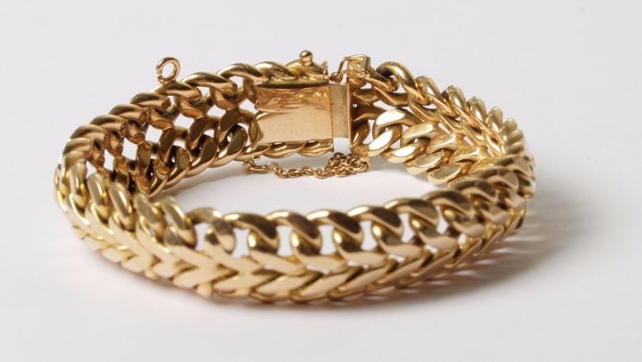 Bracelet en or 18K (750‰) articulé de maillons enchevêtrés.
Travail français.
Longueur : 21 cm environ.
Poids : 104,4 g