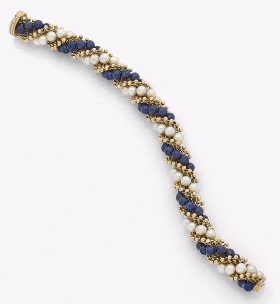 VAN CLEEF & ARPELS
Bracelet Twist en torsade d’or 18K (750‰) perlé, perles de culture et de lapis lazuli. Monogrammé et numéroté.
Longueur : 21 cm environ. Poids brut : 63,9 g