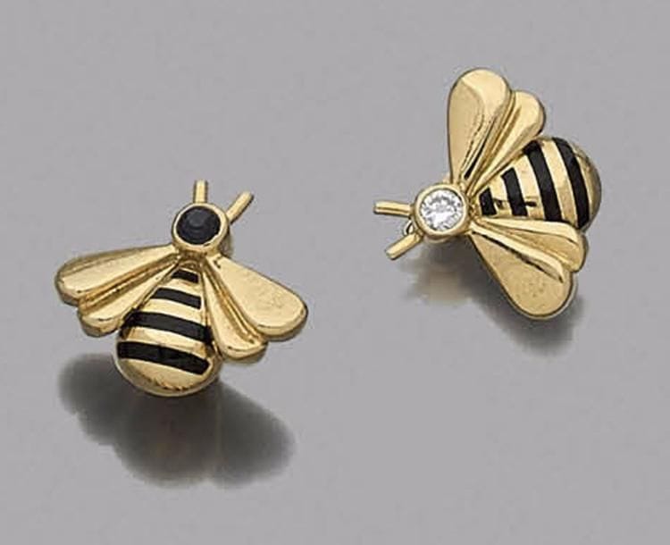 CARTIER
Paire de boucles d’oreilles « abeilles » en or 18K (750‰), le corps rayé d’émail, la tête sertie d’un diamant ou d’un saphir cabochon. Signées, datées 1990 et numérotées.
Hauteur : 1,4 cm environ. Poids brut : 6,2 g
