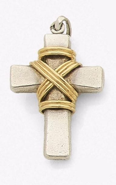 FRED
Croix pendentif en argent et croisillons d’or 18K (750‰) appliqués. Signé.
Hauteur : 4,5 cm environ. Poids : 26,7 g