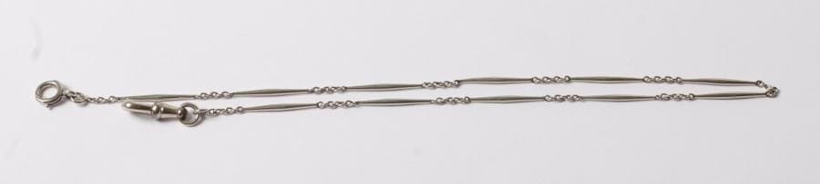 Chaîne giletière en platine et en or gris 18K (750‰).
Poids : 11,4 g