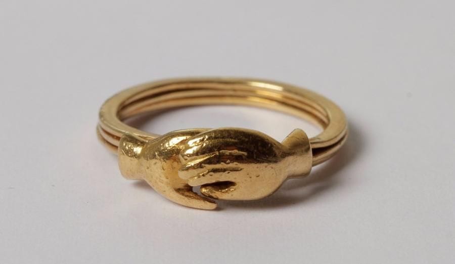 Bague « foi » en or 18K (750‰) déployante en 3 anneaux, l’un orné d’un cœur, les deux autres ornés chacun d’une main.
Travail français du XIXe siècle.
Tour de doigt : 50. Poids : 3,8 g