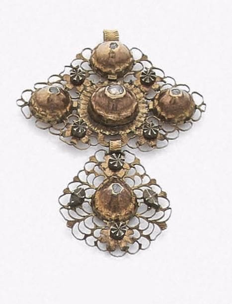 Pendentif croix des Flandres en or 18K (750‰) découpé, orné d’un diamant taillé en rose.
Travail du XIXe siècle.
Hauteur : 5 cm environ. Poids brut : 4,2 g