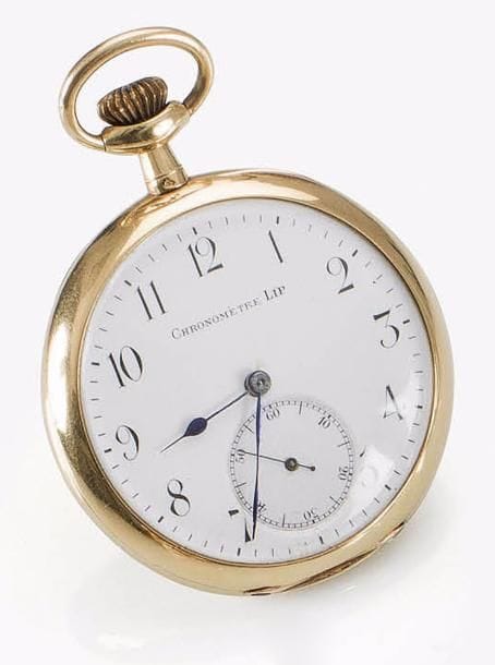 LIP. Montre chronomètre à gousset en or 18K (750‰). Cadran émaillé blanc, chiffres arabes, trotteuse à 6H, aiguilles poires bleuies. Mécanisme échappement à ancre, balancier bi-métallique coupé compensé, spiral Bréguet. Boitier uni.
Poids brut : 71,1 g
Légères traces sur le cadran.