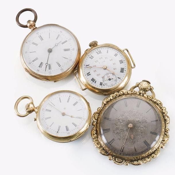 Lot de 4 montres en or 18K (750‰) :
- 1 montre Charles X, cadran argenté à décor de fleurs. Chiffres romains, Aiguille poire. Le fond à décor ciselé de fleurs. Mécanisme échappement à cylindre (cylindre cassé)
- 1 petite montre de col, cadran émaillé fêlé. La béliére en métal
- 1 petite montre de col, cadran émaillé, échappement à ancre. Transformée en montre bracelet
- 1 petite montre de col, cadran émaillé, chiffres romains. Le fond émaillé et chiffré. Manque le balancier
Poids brut total : 99 g