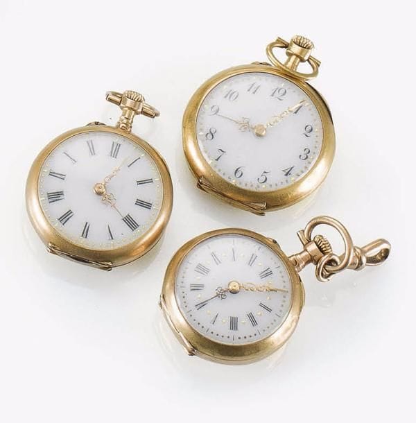 Lot de 3 montres de col en or 18K (750‰). Cadrans émaillés blanc. 2 en chiffres romains, 1 en chiffres arabes. À réviser.
Poids brut total : 42,60 g