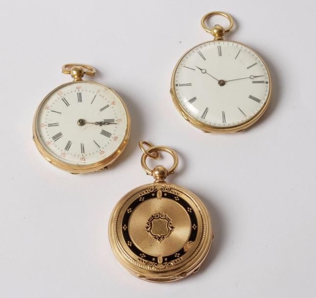 Lot de 3 montres de col en or 18K (750‰). Cadrans émaillés, chiffres romains. À réviser. L’une d’elle à fond de boîte émaillé noir fêlé.
Poids brut total : 75 g 